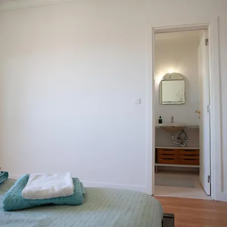 Freshly Reno'd Flat In Between Lisbon And Sintra Апартаменты *