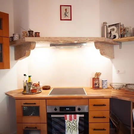 Freshly Reno'd Flat In Between Lisbon And Sintra Апартаменты *
