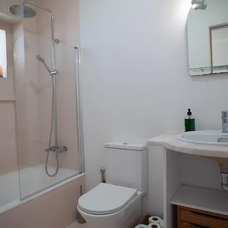 Freshly Reno'd Flat In Between Lisbon And Sintra Апартаменты